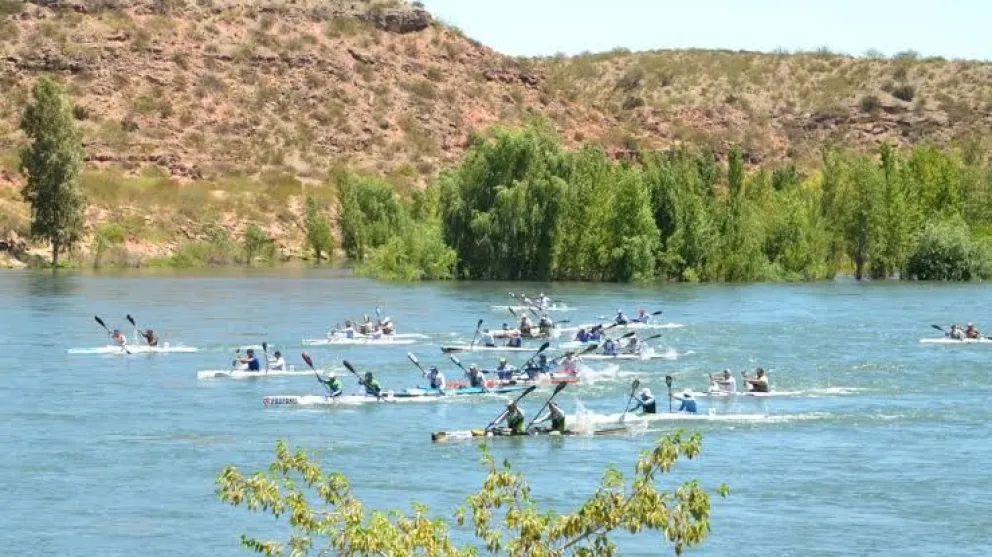La Regata Internacional del Río Negro se disputará del 9 al 17 de enero y volverá a reunir a los mejores palistas en un recorrido por Neuquén, Río Negro y Buenos Aires. Foto: archivo.