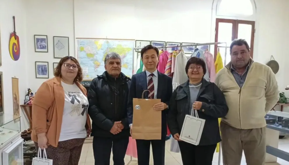 Los representantes de la Embajada Coreana junto a las autoridades del Museo en Lamarque. Foto: gentileza Municipalidad de Lamarque. 