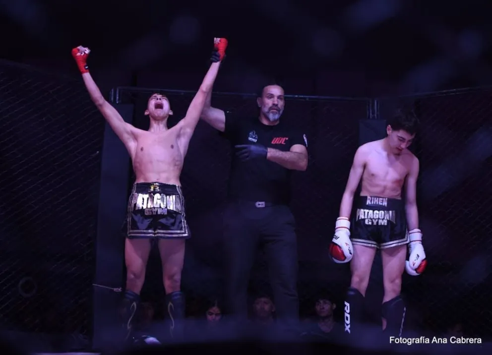 Francisco “El Carnicero” Quinteros volvió a celebrar una victoria en el kick boxing. El representante de Patagonia Gym se impuso por decisión unánime en Sierra Grande. Foto: gentileza.