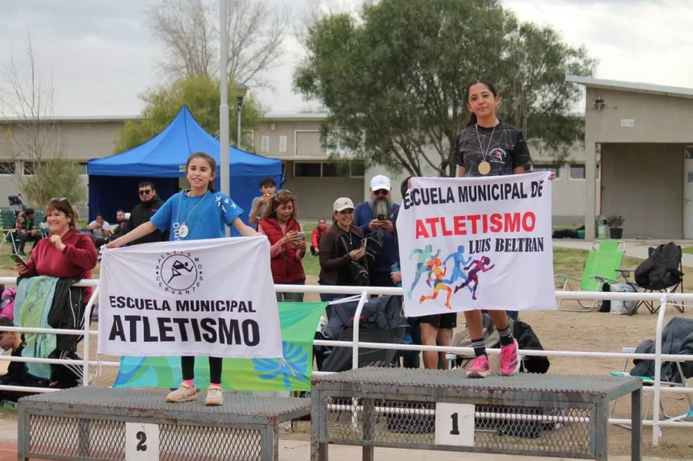 Clarisa Vuillermin consiguió tres primeros puestos en el Torneo FAN, destacándose en 80 metros, 150 metros y salto en largo de la categoría U14. Foto: gentileza.
