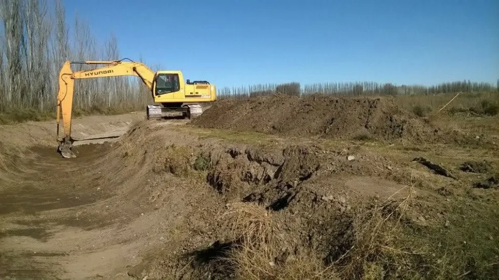 Las tareas de limpieza se concentran actualmente en sectores de Lamarque y Pomona, mientras el Consorcio proyecta habilitar el sistema de riego hacia el próximo fin de semana. Foto: gentileza.