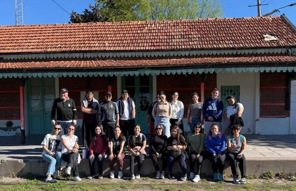 Estudiantes de los Profesorados de Primaria, Historia y Geografía durante la visita a la Estación y el Museo Ferroviario de Darwin. Foto: gentileza.