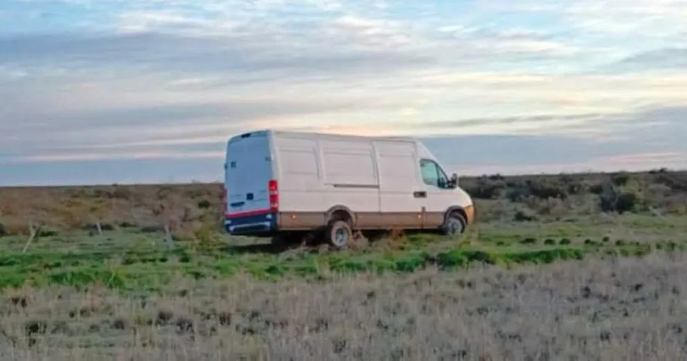 La camioneta Iveco terminó fuera de la calzada, en el tramo de la Ruta Nacional 22 comprendido entre Choele Choel y Río Colorado. Foto: gentileza.