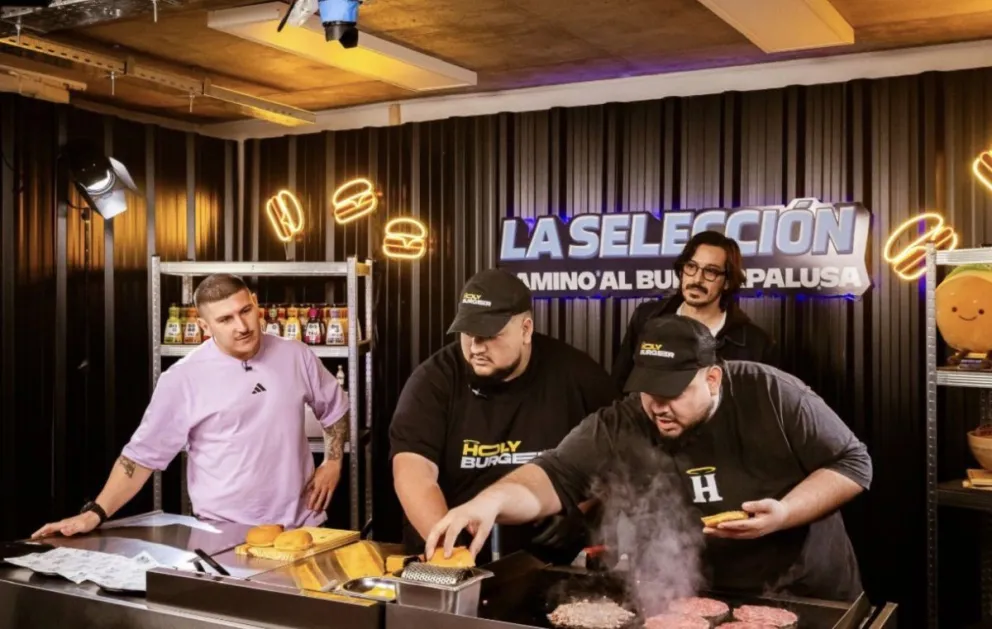 Los chicos preparando la hamburguesa “Valle Medio”. Foto: gentileza. 