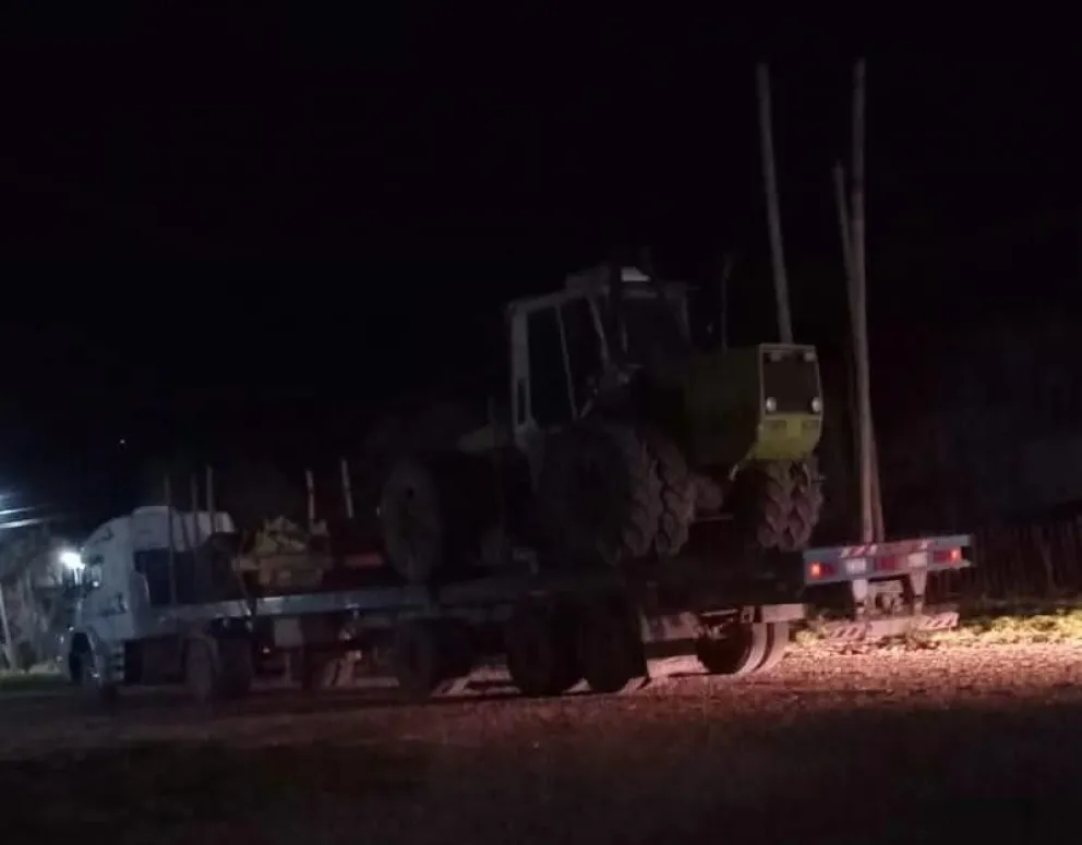 El camión fue retenido tras provocar daños en cables, conexiones domiciliarias y pilares de luz durante su recorrido por Lamarque. Foto: gentileza.