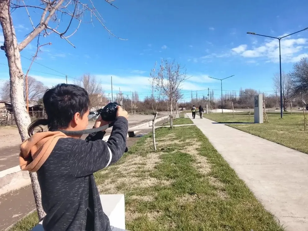 Estudiantes de la Escuela Especial N° 20 de Lamarque participan de una propuesta que combina fotografía, comunicación y recorridos por espacios históricos de la localidad. Foto: gentileza.
