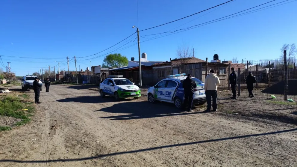 El arma de fabricación casera fue secuestrada durante un allanamiento realizado en Lamarque en el marco de una investigación por presuntas amenazas calificadas. Foto: gentileza.