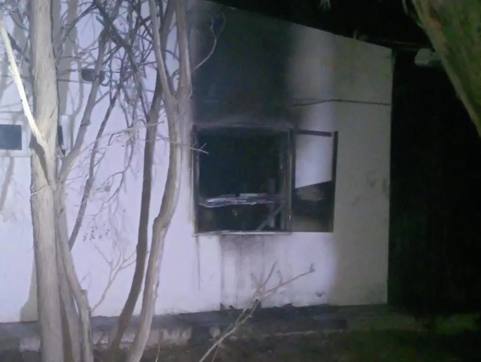 Bomberos lograron controlar rápidamente el incendio registrado en un dormitorio de la Escuela Hogar de Colonia Josefa. No hubo personas heridas. Foto: gentileza.
