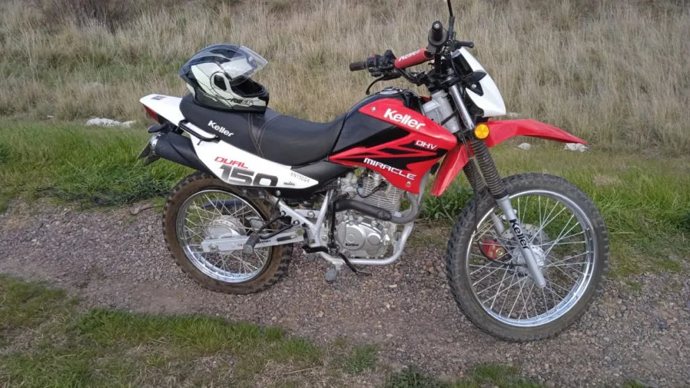 La motocicleta terminó sobre la banquina luego de que su conductor perdiera el control tras la pinchadura de uno de los neumáticos. Foto: gentileza.