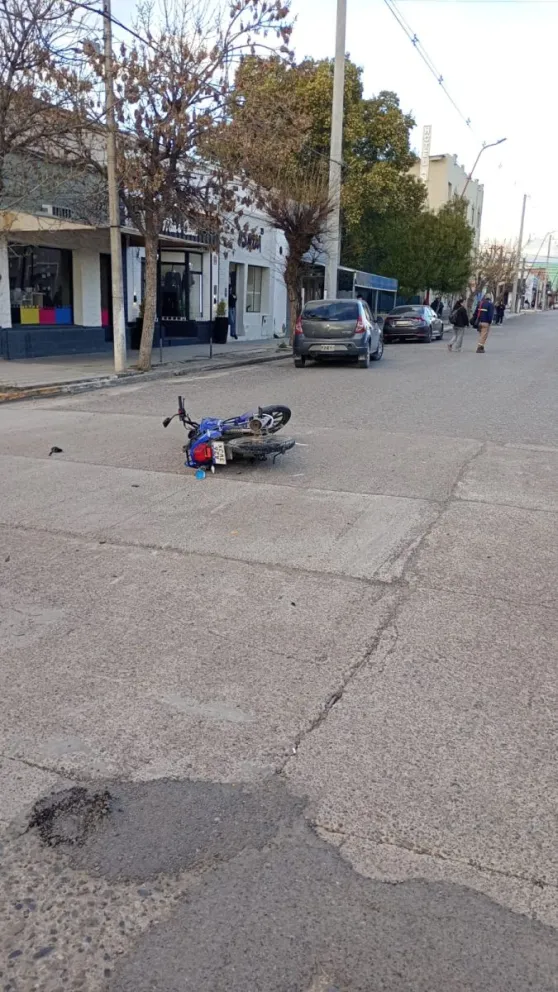 El siniestro ocurrió en la intersección de las calles Avellaneda y Tello, donde colisionaron un automóvil y una motocicleta. Foto: gentileza.