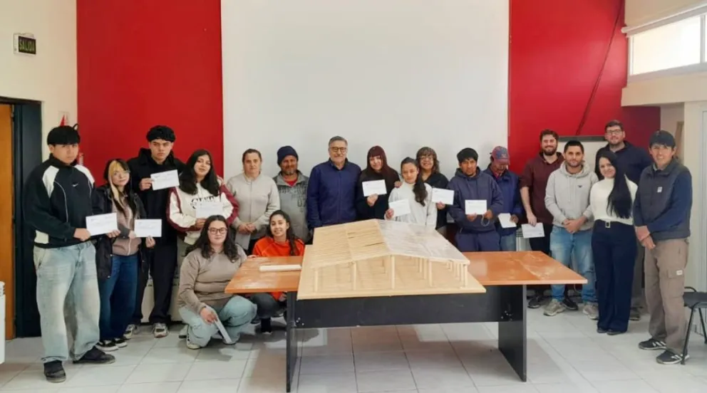 La capacitación sobre construcción de invernaderos tuvo una primera jornada teórico-práctica y continuará el próximo viernes en la Agencia de INTA Luis Beltrán. Foto: gentileza.
