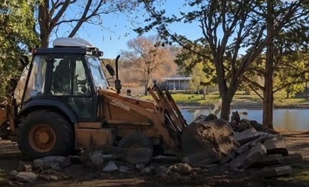 Avanzan los trabajos de puesta en valor del camping de Río Colorado, con nuevos fogones, mejoras en las cabañas y distintos sectores del predio. Foto: gentileza.