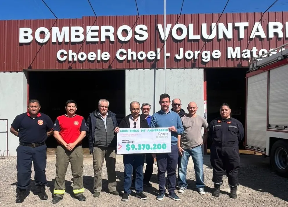 El intendente Diego Ramello entregó $9.370.200 a los Bomberos Voluntarios de Choele Choel. Foto: gentileza.