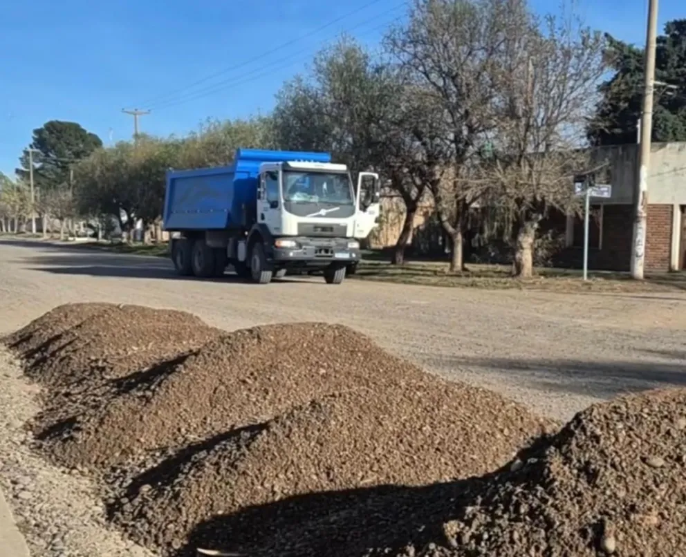 Los trabajos de enripiado comenzaron en calle Alem y avenida Roca y se extenderán a otros sectores de Chimpay. Foto: gentileza.