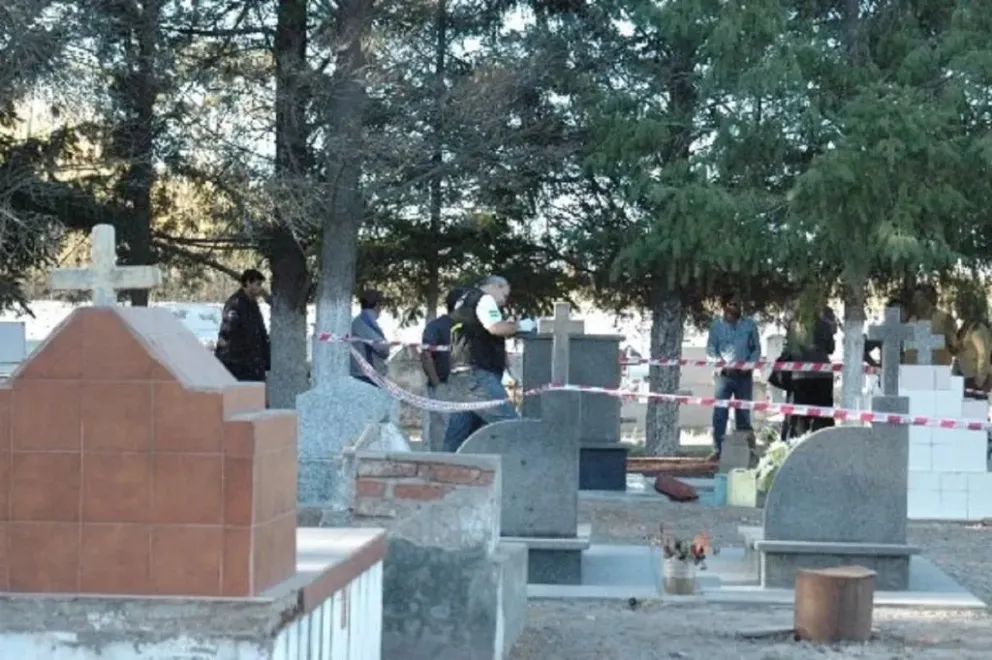 El cementerio de Lamarque permanece cerrado mientras se desarrolla el operativo policial. Foto: archivo.