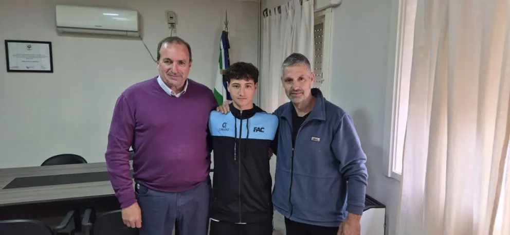 Giuseppe Mozzicafreddo junto al intendente Robin del Río antes de emprender su viaje a Eslovaquia para competir en el Olympic Hopes 2026. Foto: gentileza.