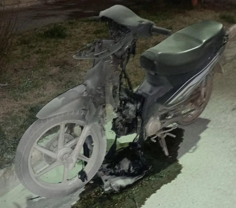 El incendio se produjo durante la noche del sábado sobre avenida Roca, en inmediaciones del acceso conocido como El Tractor. El conductor logró bajar de la motocicleta y resultó ileso. Foto: gentileza