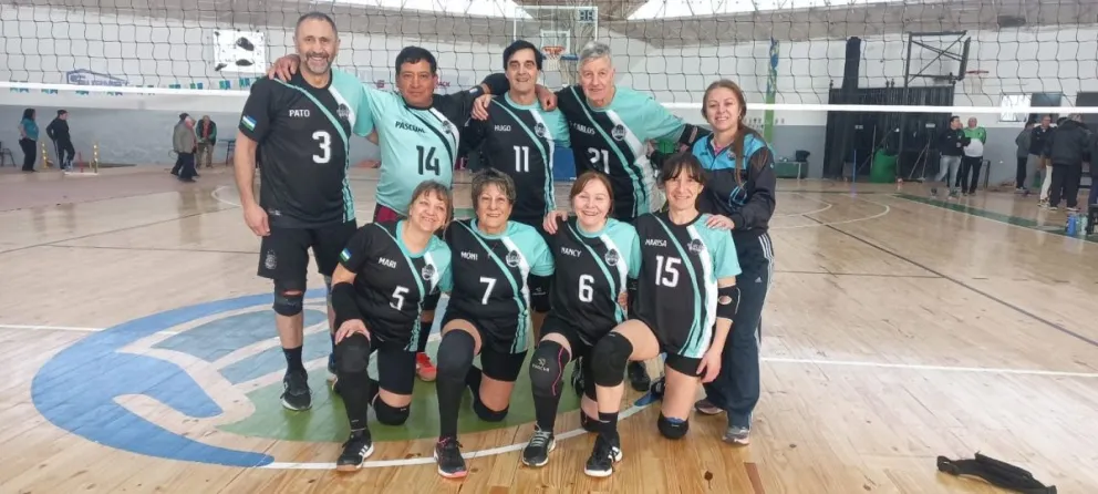 El equipo +60 de la Escuela Municipal de Newcom de Lamarque se consagró campeón de los Juegos Rionegrinos en Las Grutas y consiguió la clasificación para representar a la provincia en San Juan. Foto: gentileza