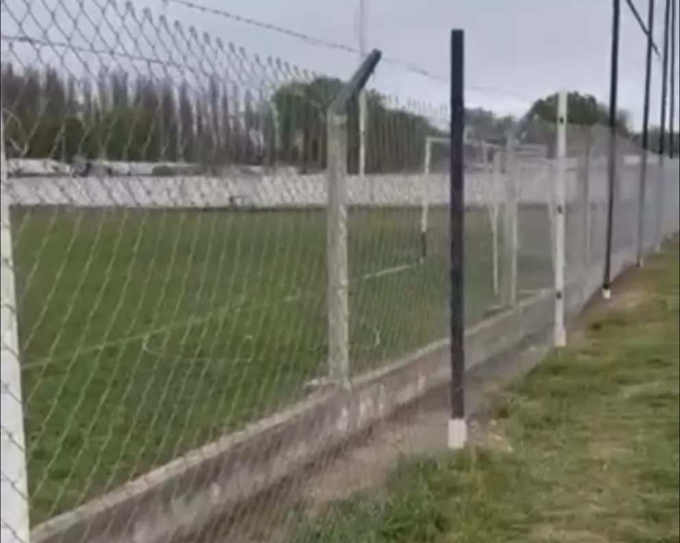 El intendente Diego Agüero recorrió las instalaciones del Club Sportivo Belisle, donde se realizan mejoras en el cerco perimetral y el vestuario visitante. Foto: gentileza