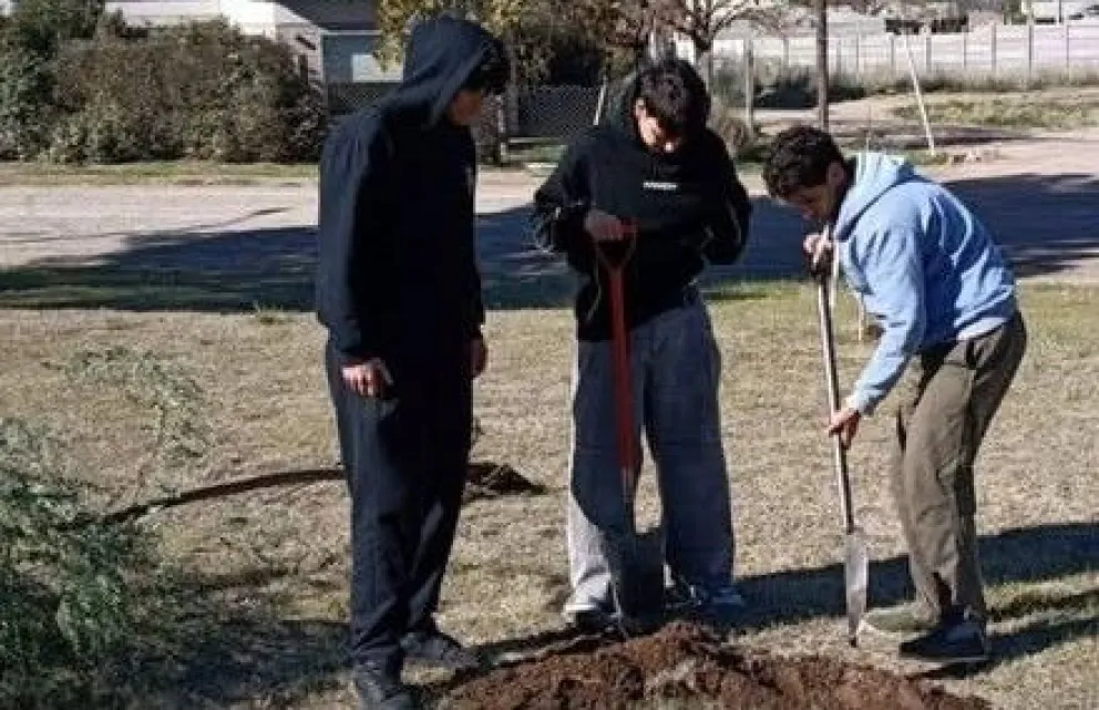 La campaña de la ESRN Nº 3 propone plantar un árbol por cada uno de sus 65 años de vida institucional y promover la participación de toda la comunidad de Río Colorado. Foto: gentileza.