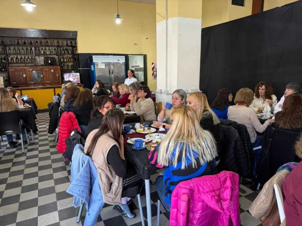 Docentes de distintas localidades del Valle Medio participaron del Té Homenaje organizado por la Tecnicatura Superior en Gastronomía del CEAER en el histórico Bar Tito de Lamarque. Foto: gentileza.