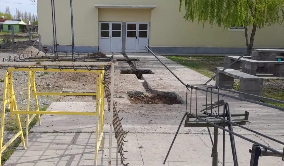 Los estudiantes del CET 20 participan de las diferentes etapas de construcción del nuevo comedor escolar. Foto: gentileza.