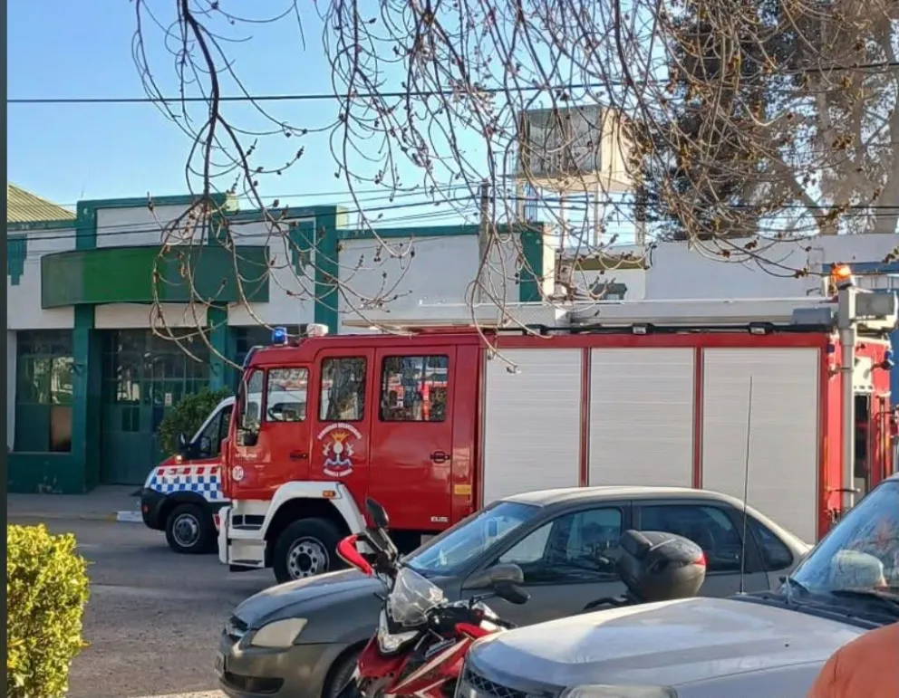 El fuego se originó en un inmueble entre el Hospital local y los consultorios externos. Foto: gentileza “El Mentor”. 