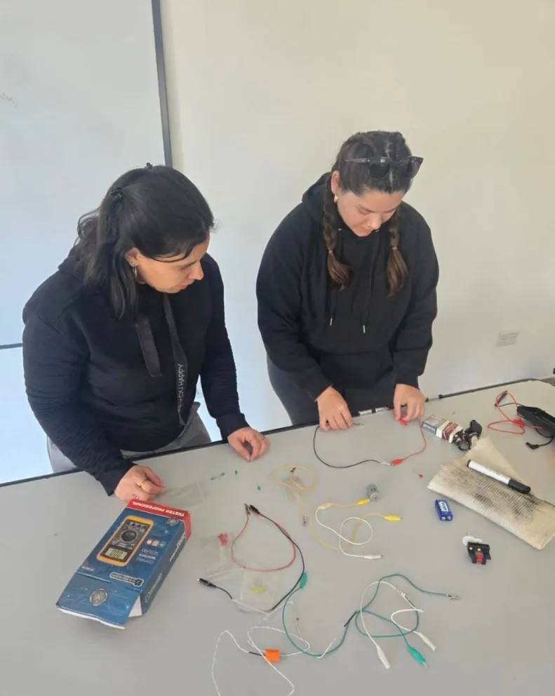 Estudiantes de la Tecnicatura Superior en Energías Renovables y Apropiables visitarán escuelas secundarias para compartir conocimientos y experiencias prácticas sobre generación de energía limpia. Foto: gentileza.