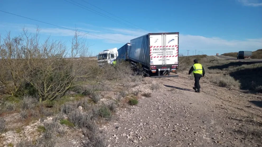 El choque semifrontal ocurrió este domingo por la mañana sobre la Ruta 22, cerca de Chelforó, y dejó gravemente herido al conductor de una camioneta. Foto: gentileza.