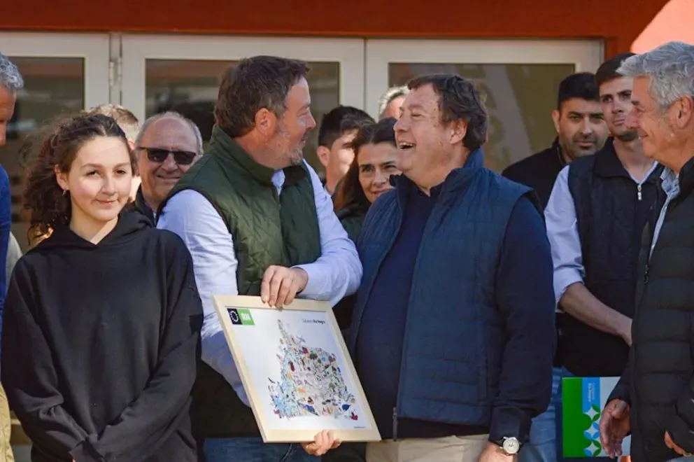 El mandatario provincial en la entrega de un presente al cabañero que más premios se llevó en Hereford. Foto Emanuel Mirenghi para NoticiasNet.