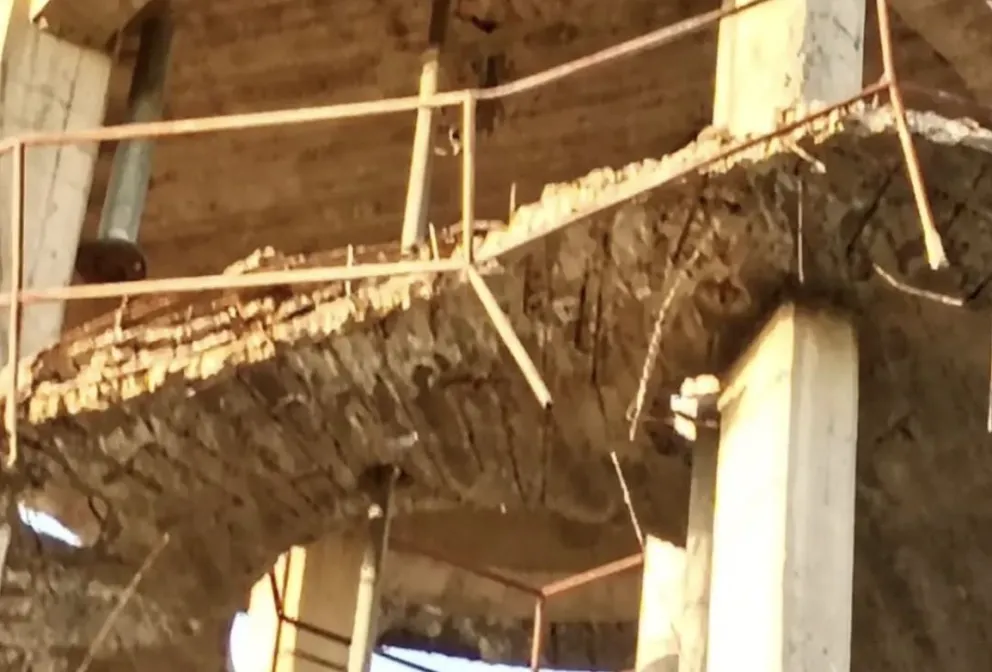 Durante la tarde de ayer, se produjo la caída de parte del balcón del viejo tanque de agua. 