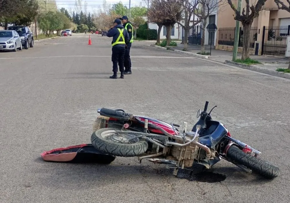 El hombre fue asistido tras caer de su motocicleta en una calle de Luis Beltrán. Foto: gentileza.