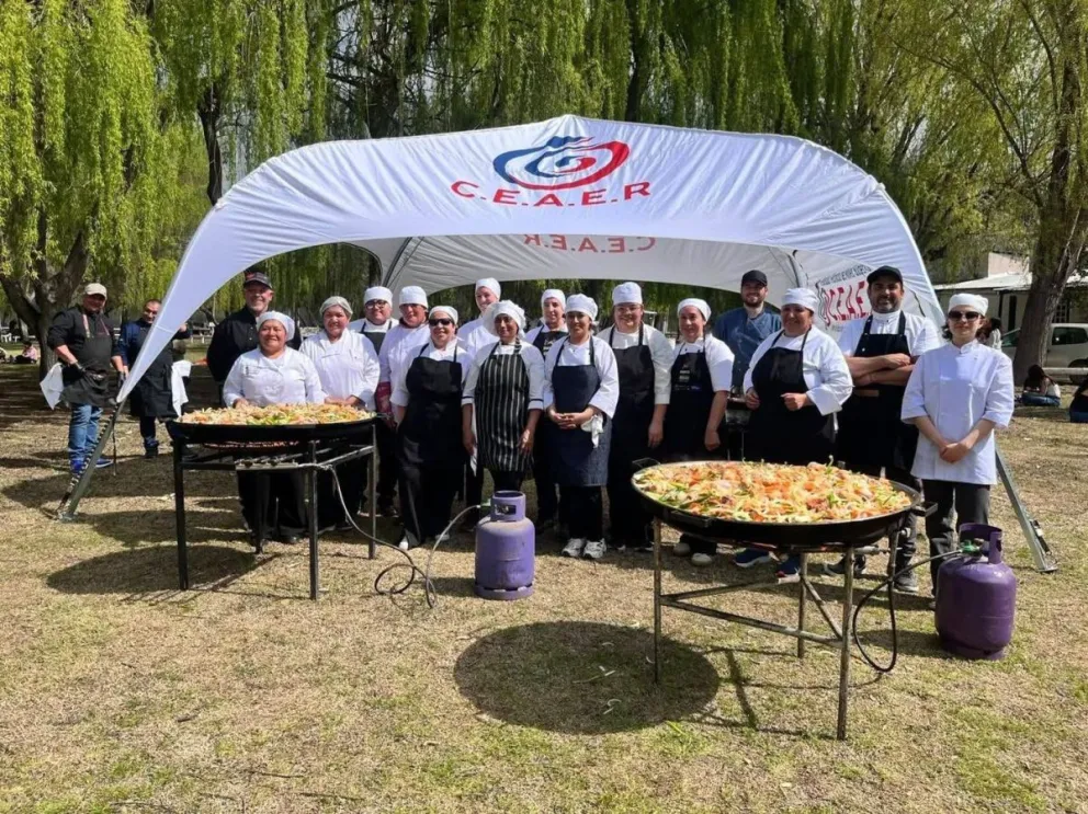 Estudiantes y docentes de Gastronomía del CEAER prepararon alrededor de 250 porciones de pollo al disco durante las actividades del fin de semana. Foto: gentileza.