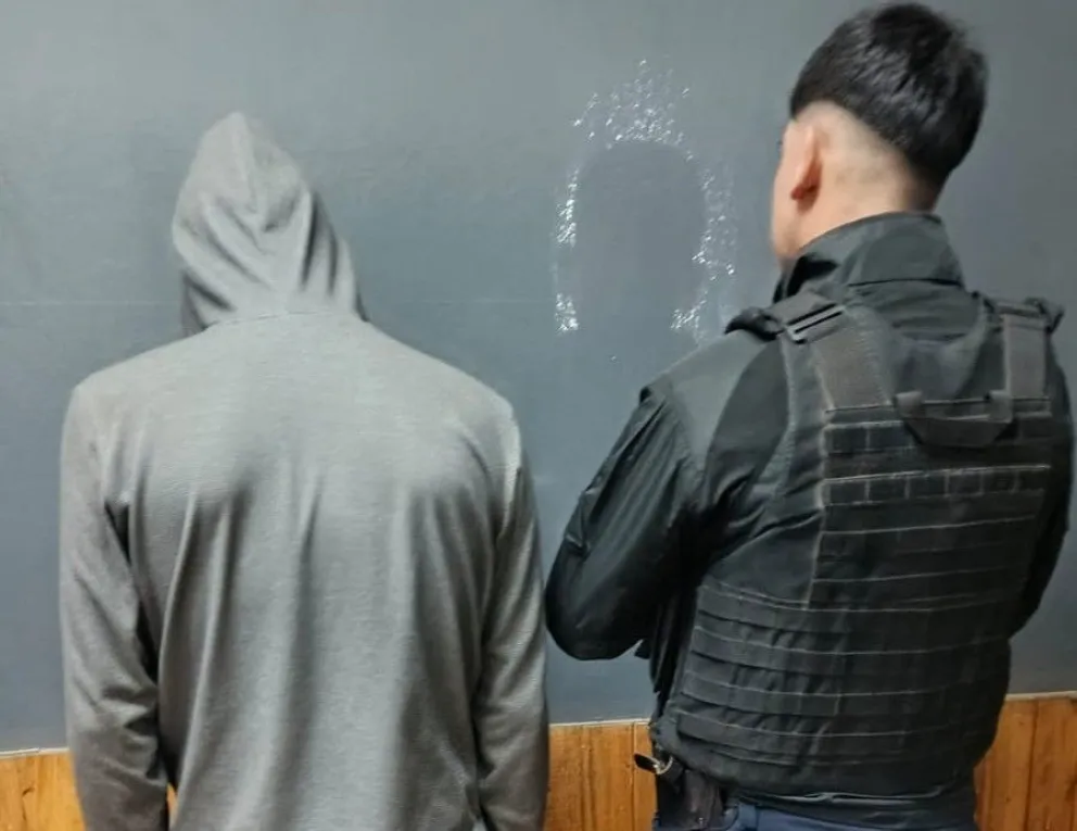 El joven fue reducido tras una persecución de aproximadamente 200 metros y trasladado a la Comisaría 17ª de Lamarque. Foto: gentileza.