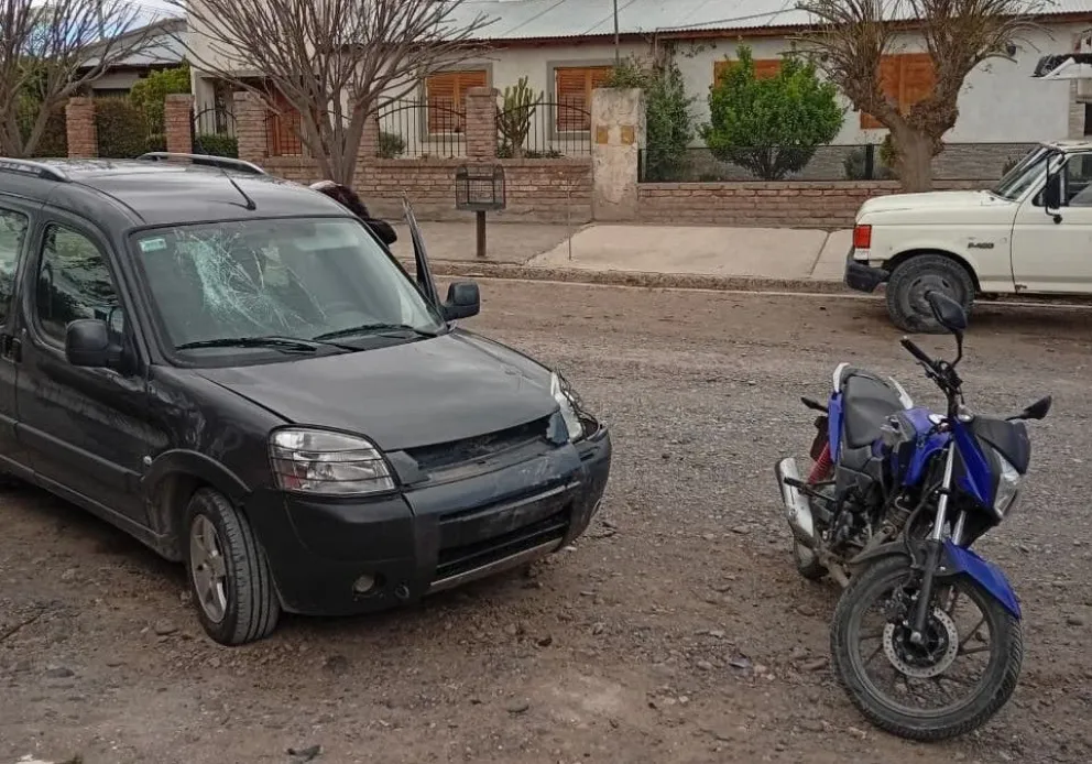 El choque ocurrió este lunes en la esquina de Yrigoyen y Pasaje Padre Claudio, en Choele Choel. Foto: gentileza.