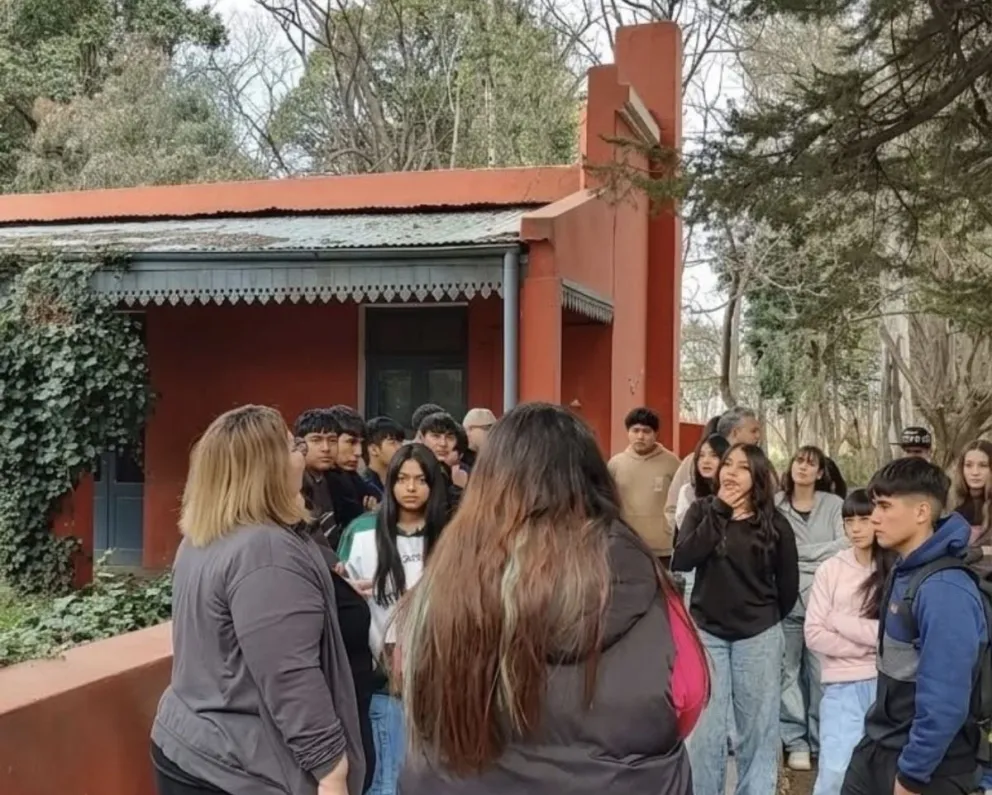 Estudiantes de segundo y quinto año del CEM 52 de Coronel Belisle recorrieron la Casa Natal de Rodolfo Walsh en la Estancia Curundú. Foto: gentileza.