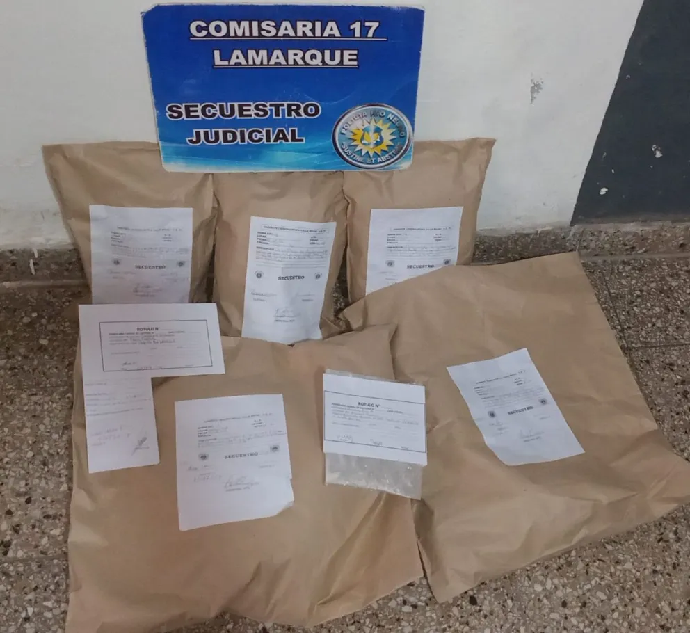 Los procedimientos se realizaron de manera simultánea en dos viviendas de Lamarque y permitieron secuestrar distintos elementos vinculados a la investigación. Foto: gentileza.