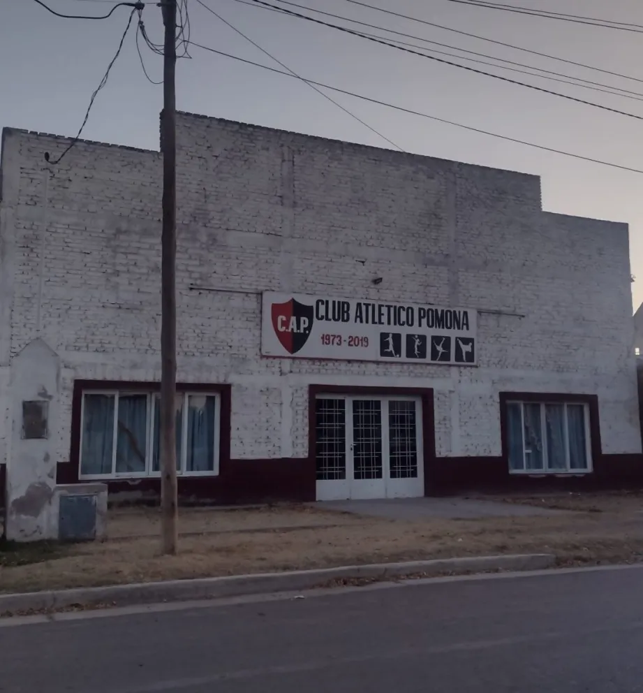 El Club Atlético Pomona mostró las piedras que habrían sido utilizadas para romper vidrios de sus instalaciones y pidió mayor compromiso para cuidar el espacio. Fotos: gentileza.
