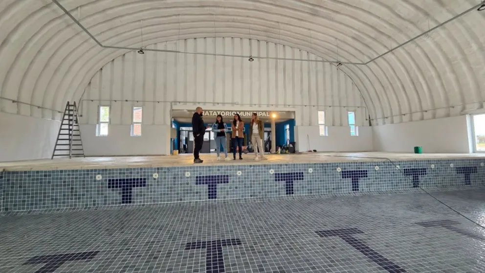 Funcionarias de Lamarque recorrieron instalaciones deportivas de General Roca para conocer alternativas de cerramiento y climatización de natatorios. Foto: gentileza.