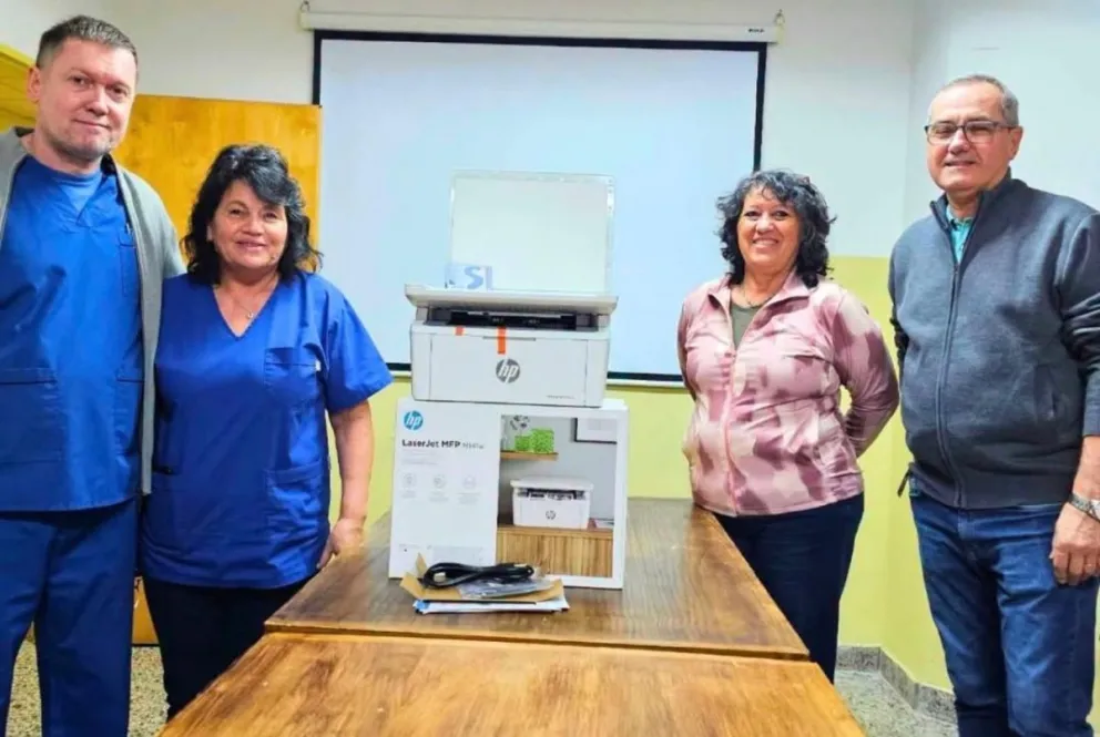La impresora multifunción donada por la Cooperadora será destinada al servicio de derivaciones del Hospital de Río Colorado. Foto: gentileza.