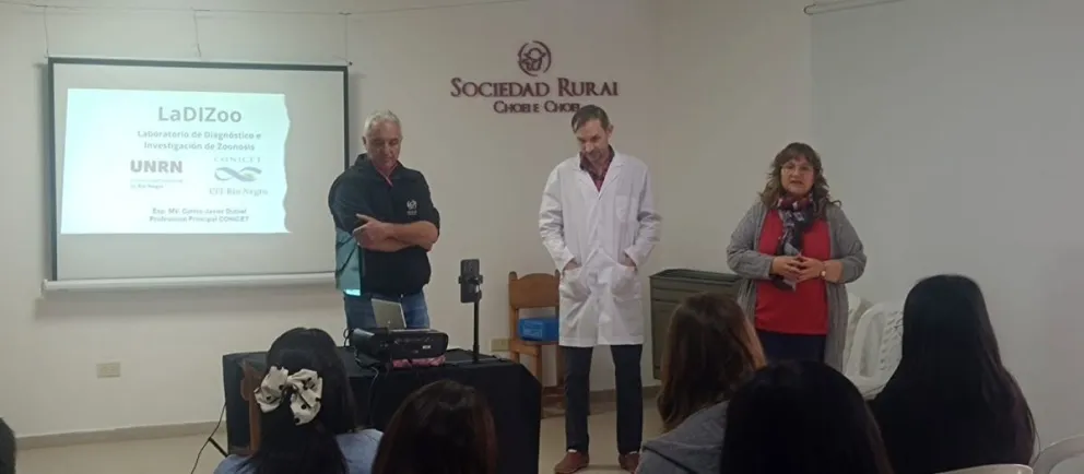 Carlos Dubiel presentó en la Expo Rural los avances del laboratorio que busca incorporar el diagnóstico oficial de brucelosis bovina en Choele Choel. Foto: gentileza.