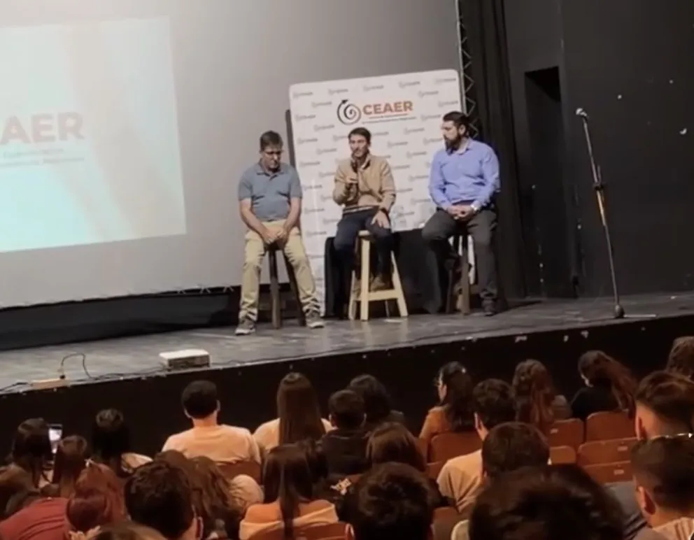 Referentes de Oldelval participaron de una charla organizada por la carrera de Logística y Transporte del CEAER. Foto: captura video.