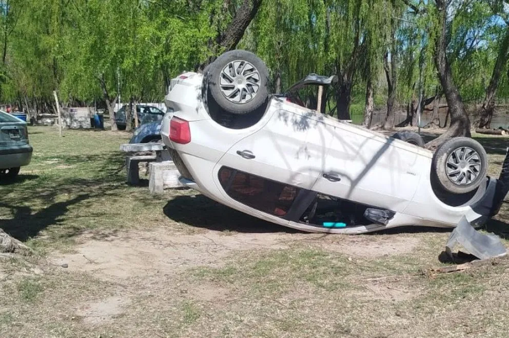 El Volkswagen Gol Trend volcó en el sector de parrillas del balneario municipal de Pomona. La conductora sufrió lesiones leves. Foto: gentileza.