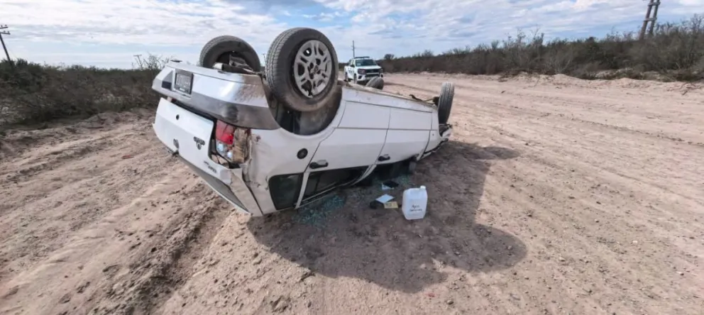  El Fiat Uno sufrió daños materiales tras protagonizar un vuelco sobre la Ruta Provincial 57, en cercanías de Pichi Mahuida. Foto: gentileza.