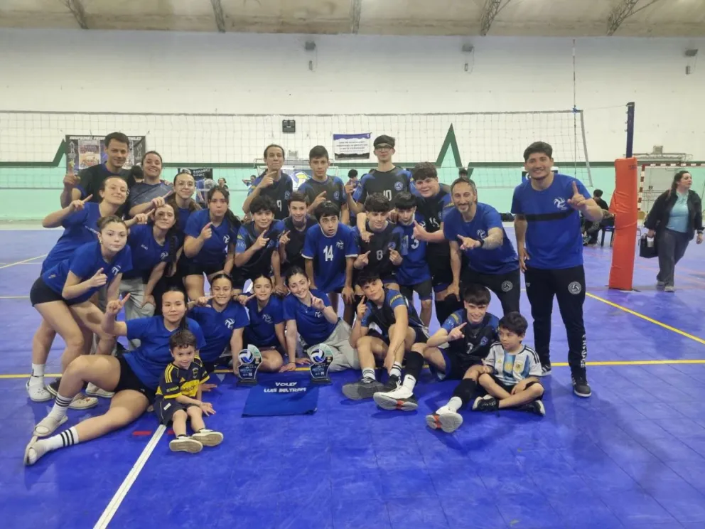 La delegación beltranense integrada por el equipo femenino y masculino de la Escuela Municipal de Voley. 