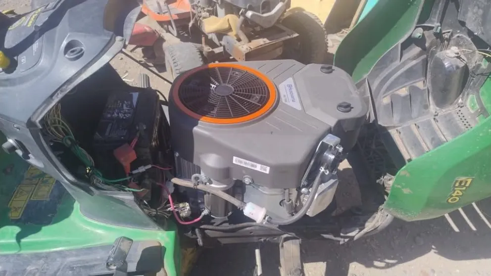 El tractor desmalezador fue equipado con un motor nuevo y recibió un mantenimiento integral para volver a prestar servicio en Chimpay. Foto: gentileza.