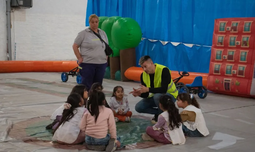 Alumnos de nivel primario participaron de actividades recreativas para aprender sobre normas de tránsito, prevención y conductas responsables en la vía pública. Foto: gentileza.