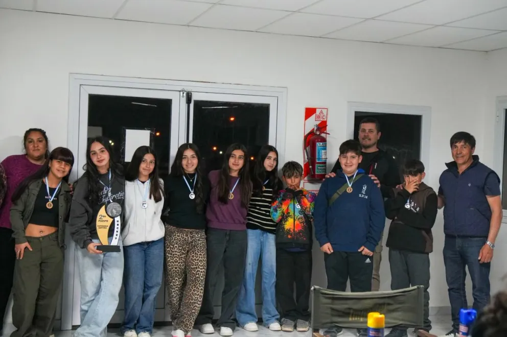 La 8.ª división fue campeona y la 7.ª subcampeona en el Torneo Integral disputado en Las Grutas. Los jóvenes recibieron medallas y reconocimientos por su actuación. Foto: gentileza.