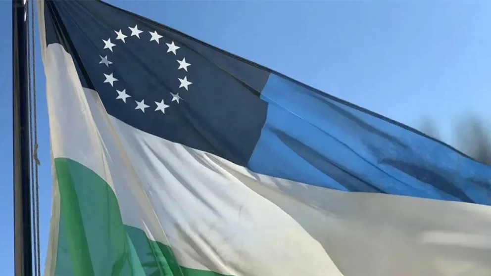 La bandera de Río Negro fue izada por primera vez el 1 de octubre de 2009 en Viedma. Sus colores y trece estrellas representan la identidad, los recursos naturales y los departamentos de la provincia. Foto: archivo.