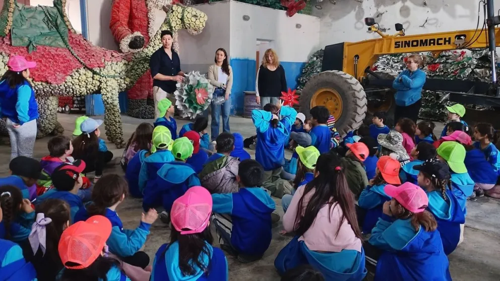 Estudiantes de la Escuela 215 “Los Colonos” visitaron General Conesa para conocer experiencias de reciclado y ahora proyectan construir una pequeña casita con botellas dentro de la institución. Foto: gentileza.